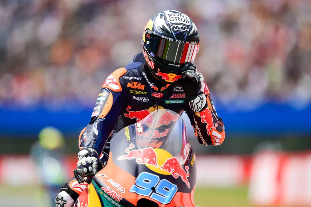 Rueda arrasa en Brno y logra séptimo triunfo en Moto3 2025; Perrone, 8°; Morelli, 14°