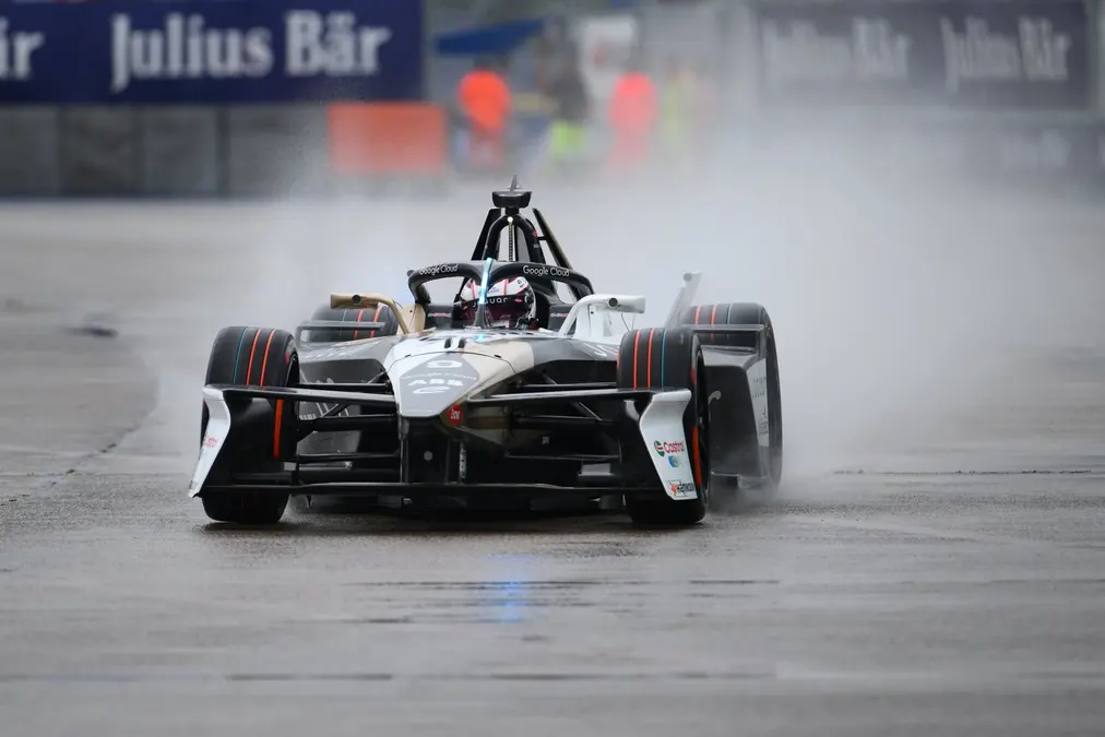 Evans logra la pole y vence en eP de Berlín 1 bajo la lluvia; Wehrlein, 2°; Rowland, abandona