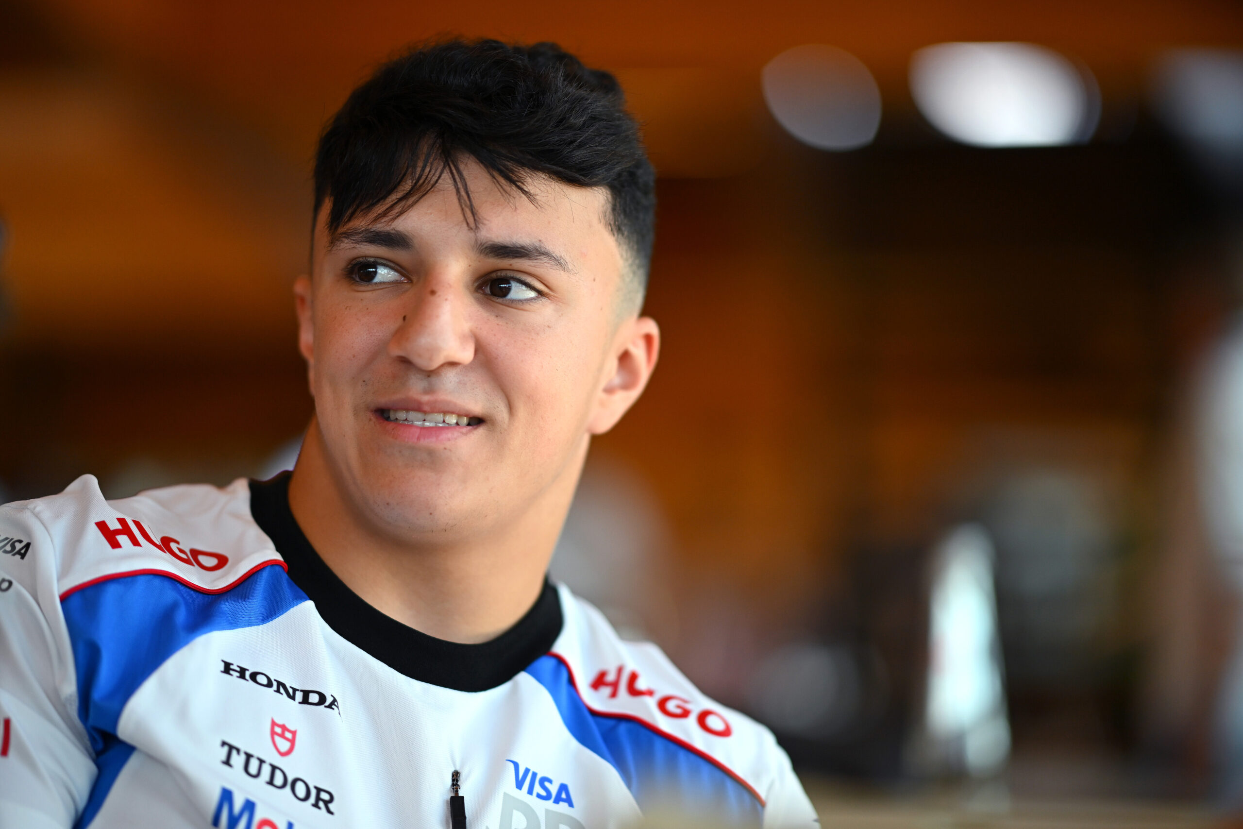 Hadjar assume perfil crítico e diz que precisa “se animar mais” para motivar Racing Bulls
