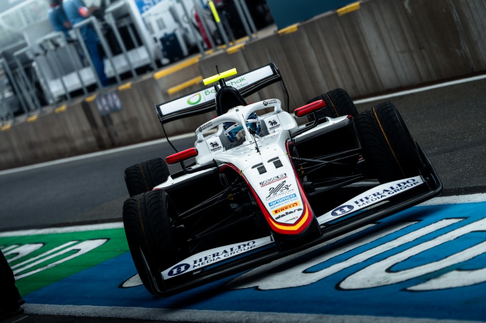 Inthraphuvasak vence a Stenshorne y gana carrera sprint de F3 en Gran Bretaña