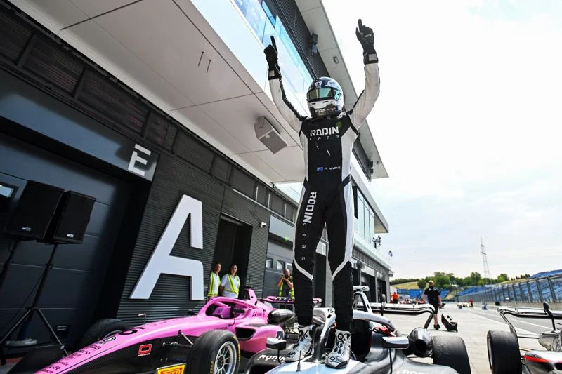 Ninovic e Seewooruthun vencem corridas 2 e 3 da GB3 no Hungaroring