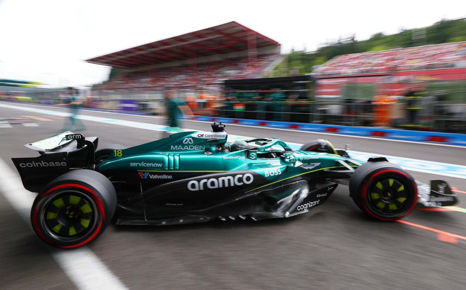 Aston Martin fala em “metas rigorosas” para “impulsionar progresso” de carro da F1 2026