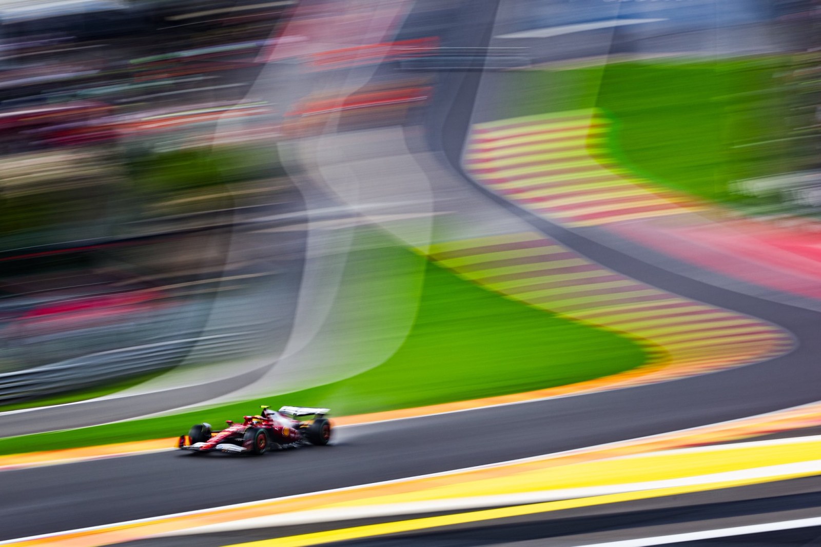 Hamilton critica direção de prova e diz que GP da Bélgica “começou muito tarde”