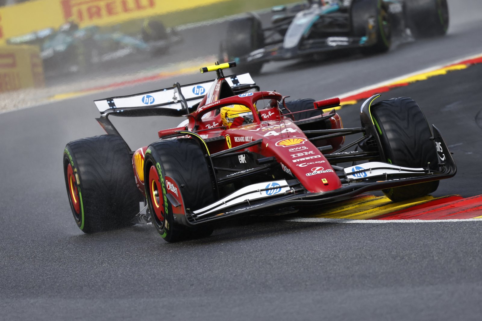 Ferrari elogia escalada de Hamilton em Spa, mas pede “passo à frente” por pódio em 2025