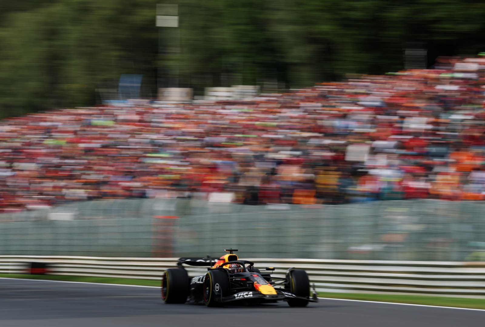 Red Bull diz que pista seca “não ajudou” Verstappen em briga com Leclerc na Bélgica