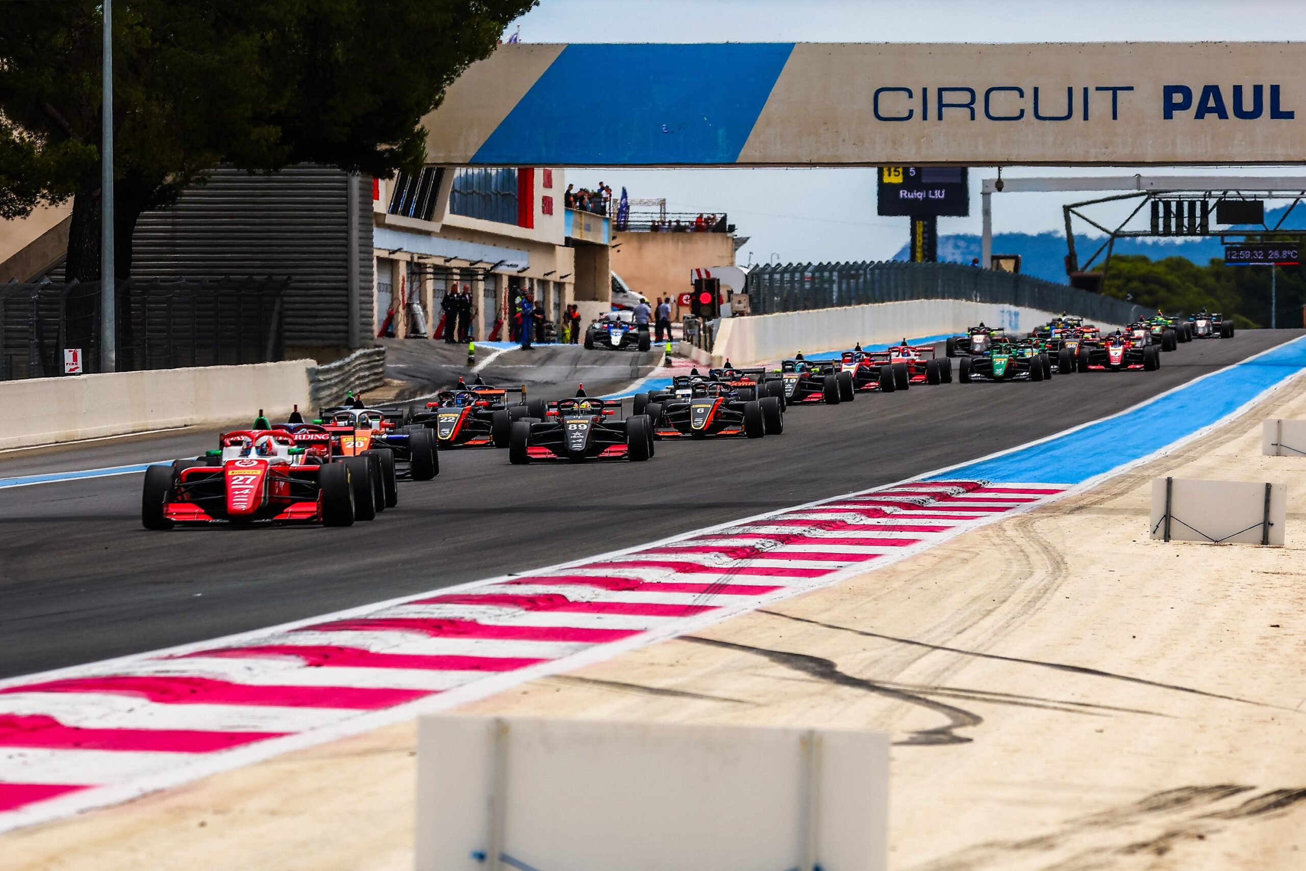 Slater passeia, vence 4ª de 2025 em Paul Ricard e vira líder da FRECA. Clerot é 5°