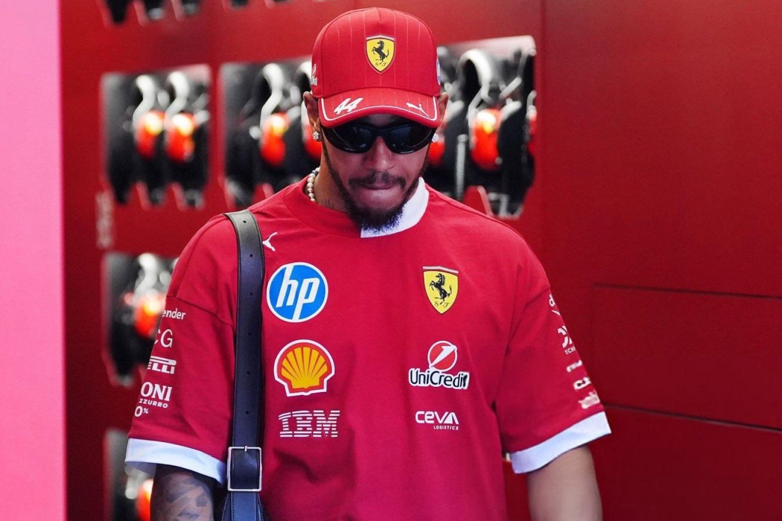 Hamilton reitera “orgulho” da Ferrari e critica imprensa: “Contam um lado da história”