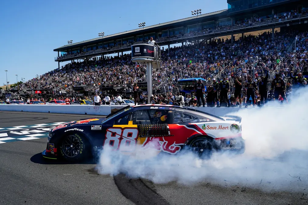 Van Gisbergen gana por segunda vez al hilo en Nascar tras dominar la carrera en Sonoma
