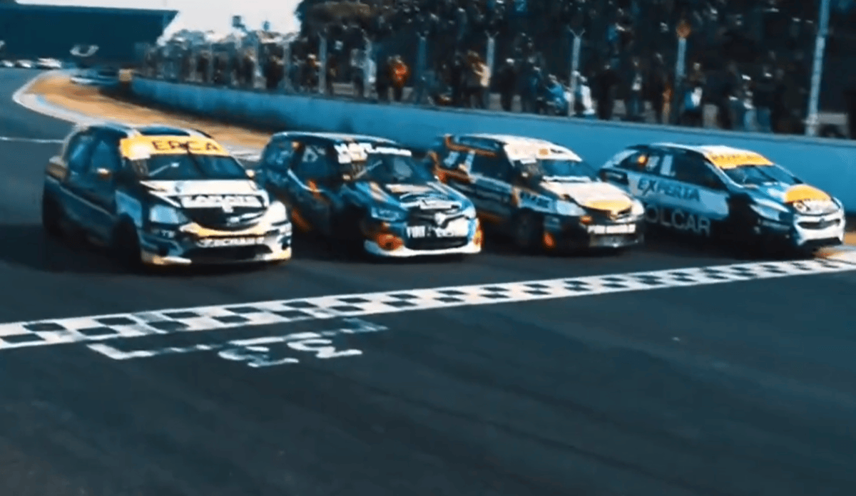 Cena do filme ‘Carros’? Turismo Pista da Argentina tem chegada com 4 carros lado a lado