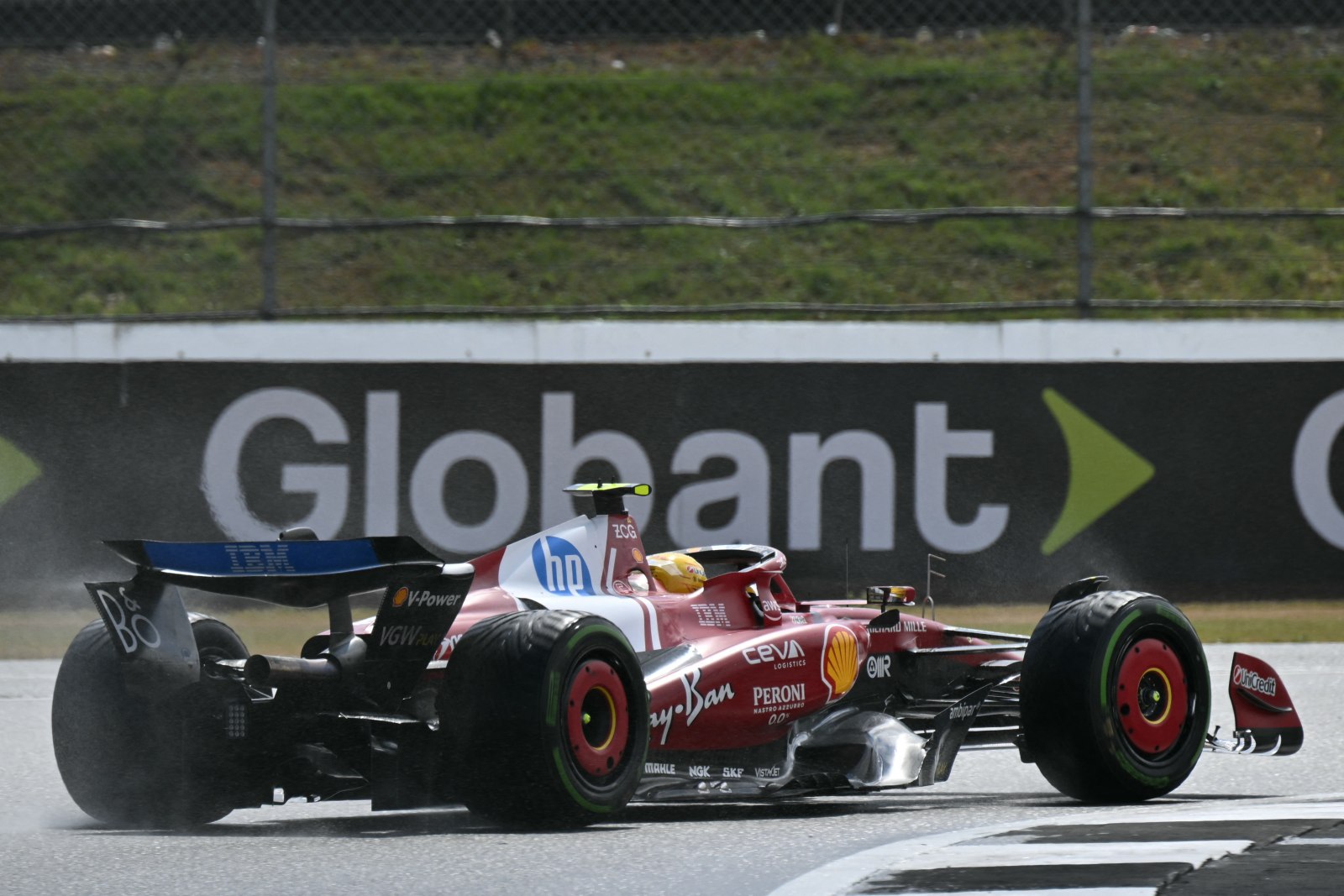 Hamilton afirma que Inglaterra mostrou “o que não quero” no carro da Ferrari em 2026