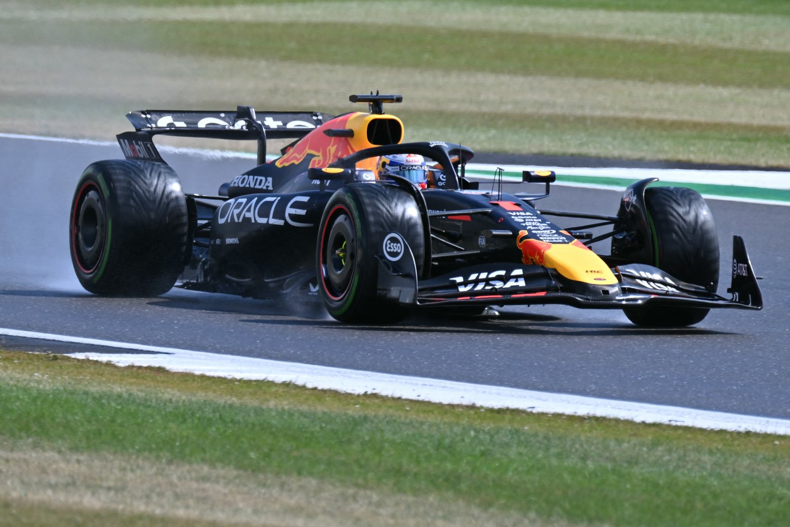 Verstappen isenta Red Bull de erros e se diz “muito feliz” por Hülkenberg na Inglaterra