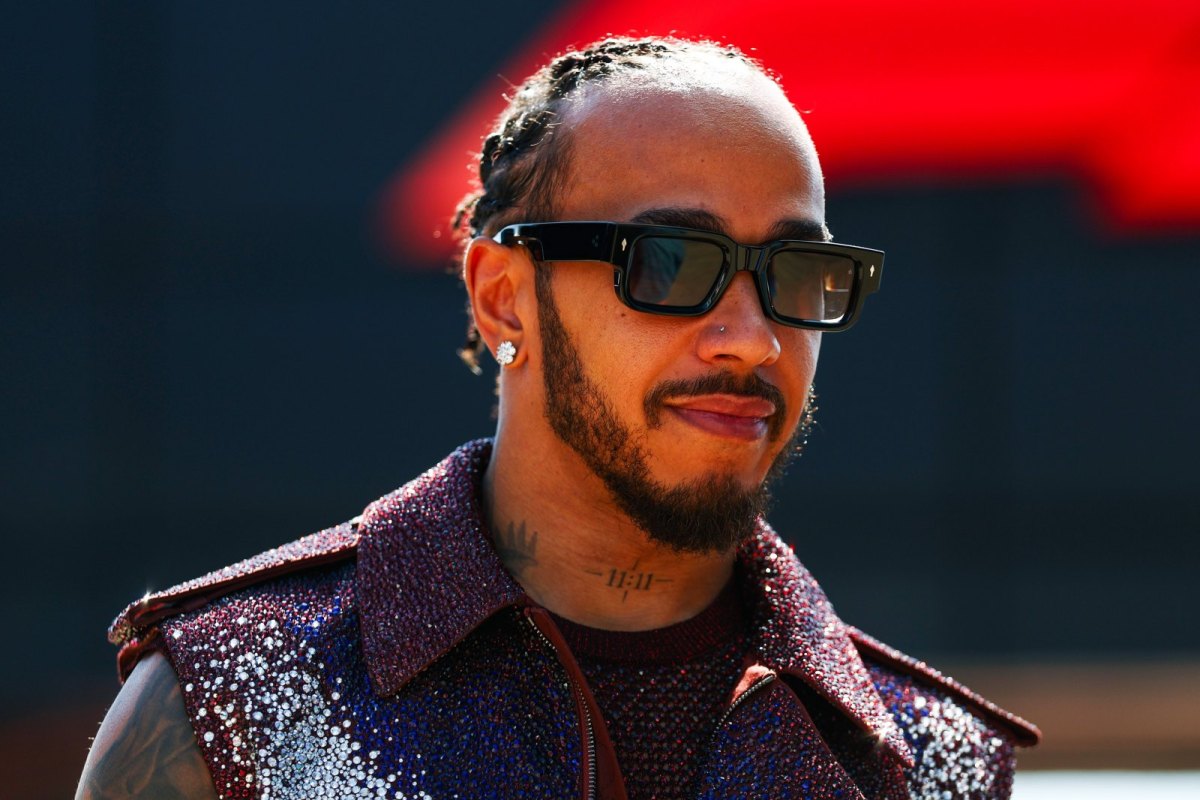Hamilton vibra com chance de “celebrar Lauda” também na Ferrari: “Legado vivo”