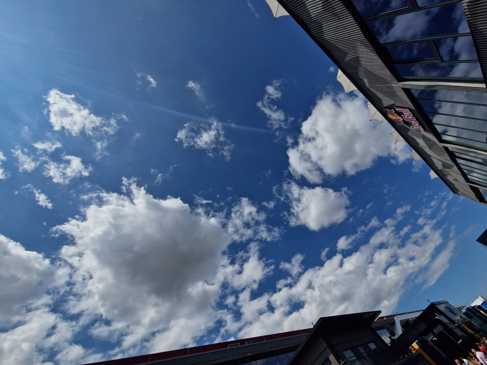 F1 realiza treinos livres em sexta-feira quente e com chance baixa de chuva na Hungria