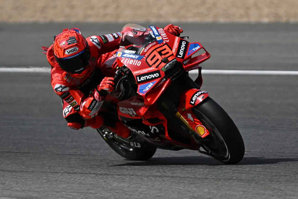 Marc Márquez aguanta a las KTM y encabeza la FP1 de MotoGP en Balaton Park