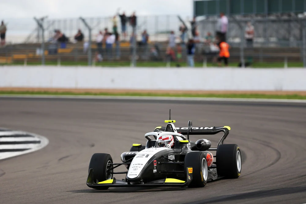 Al Azhari e Pradel mantêm equilíbrio e vencem corridas 2 e 3 da GB3 em Silverstone