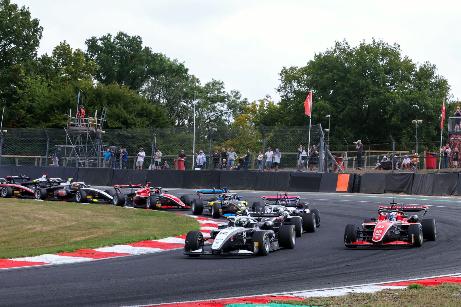 Ninovic e Tarnvanichkul vencem corridas 2 e 3 da GB3 na etapa de Brands Hatch