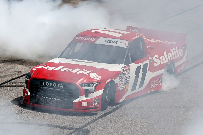 Heim aproveita furos de pneu dos rivais e vence pela Truck Series em Darlington