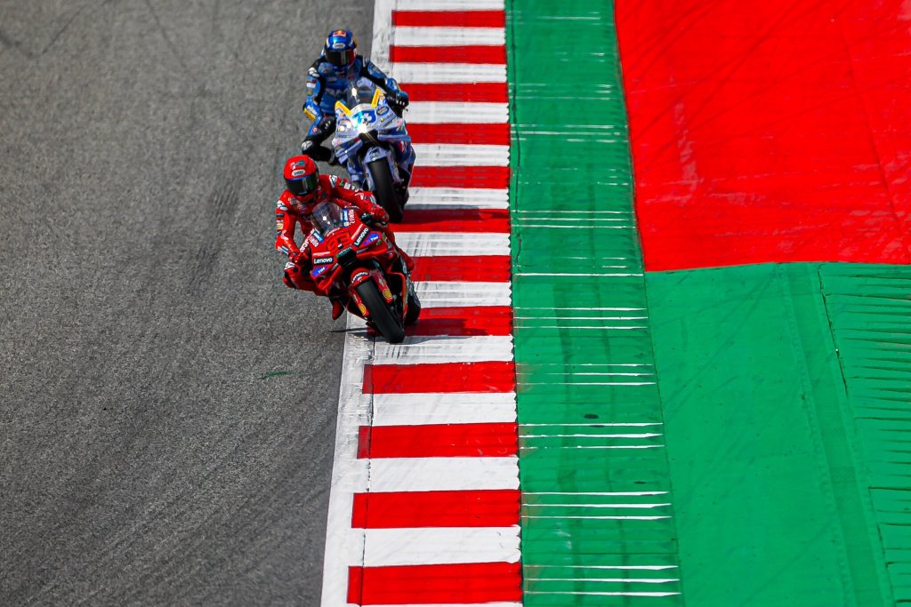 Marc Márquez supera a Bezzecchi, domina con autoridad y conquista el GP de Austria