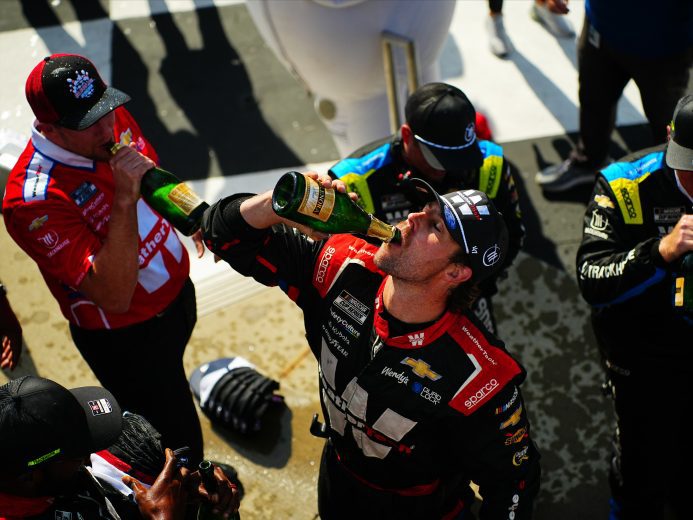Van Gisbergen sobra em Watkins Glen e vence 4ª da temporada na Nascar. Confira última volta