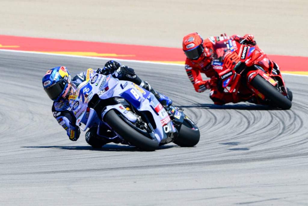 Álex Márquez elogia a Marc y asegura que la lesión en el brazo hizo que sea “aún mejor”