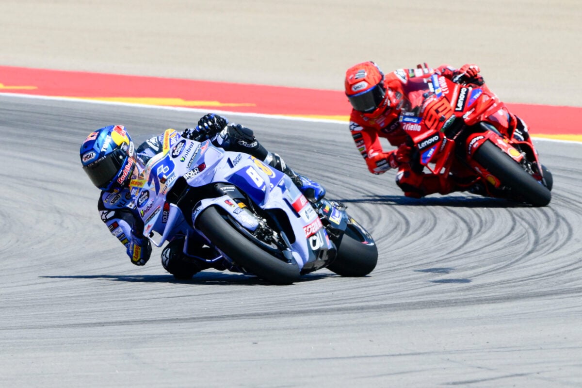 Álex Márquez elogia a Marc y asegura que la lesión en el brazo hizo que sea “aún mejor”