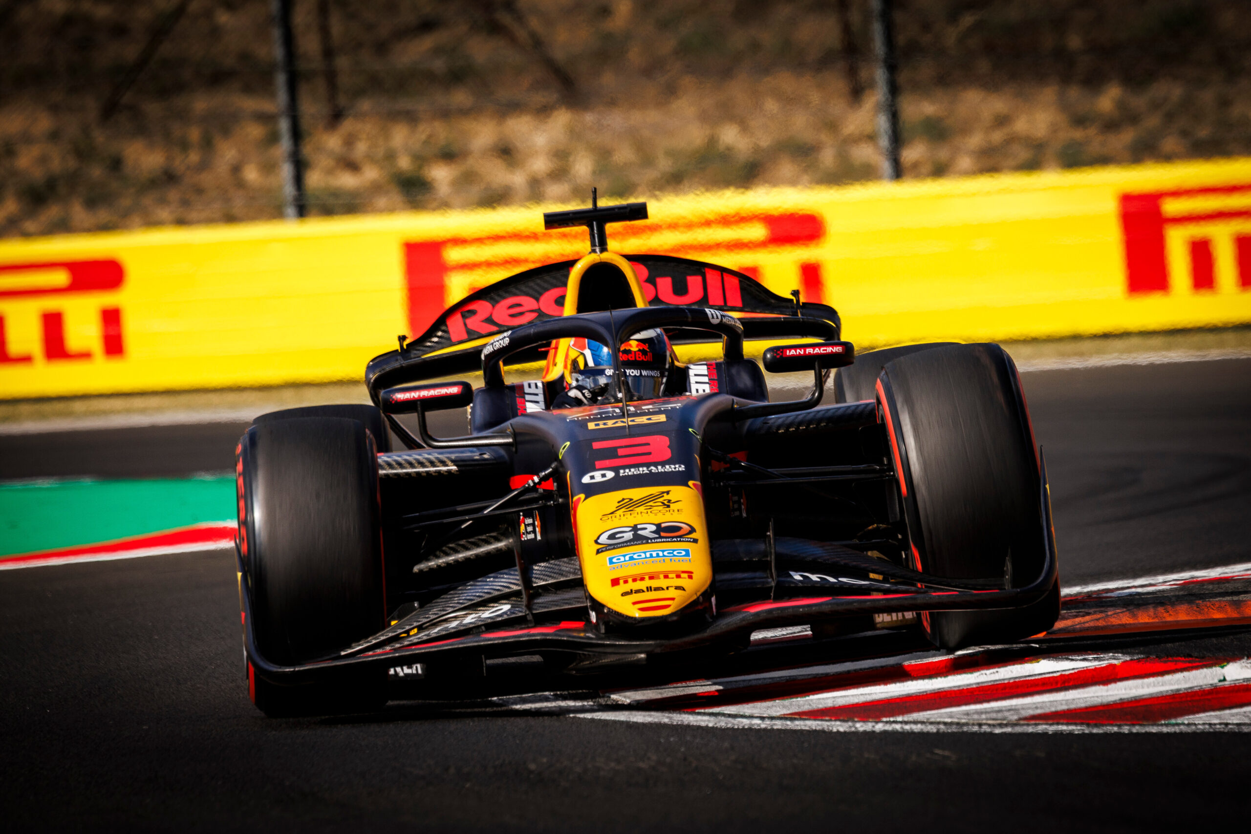 Martí se impone en final polémico sobre Dunne en la carrera sprint de F2 en Hungría