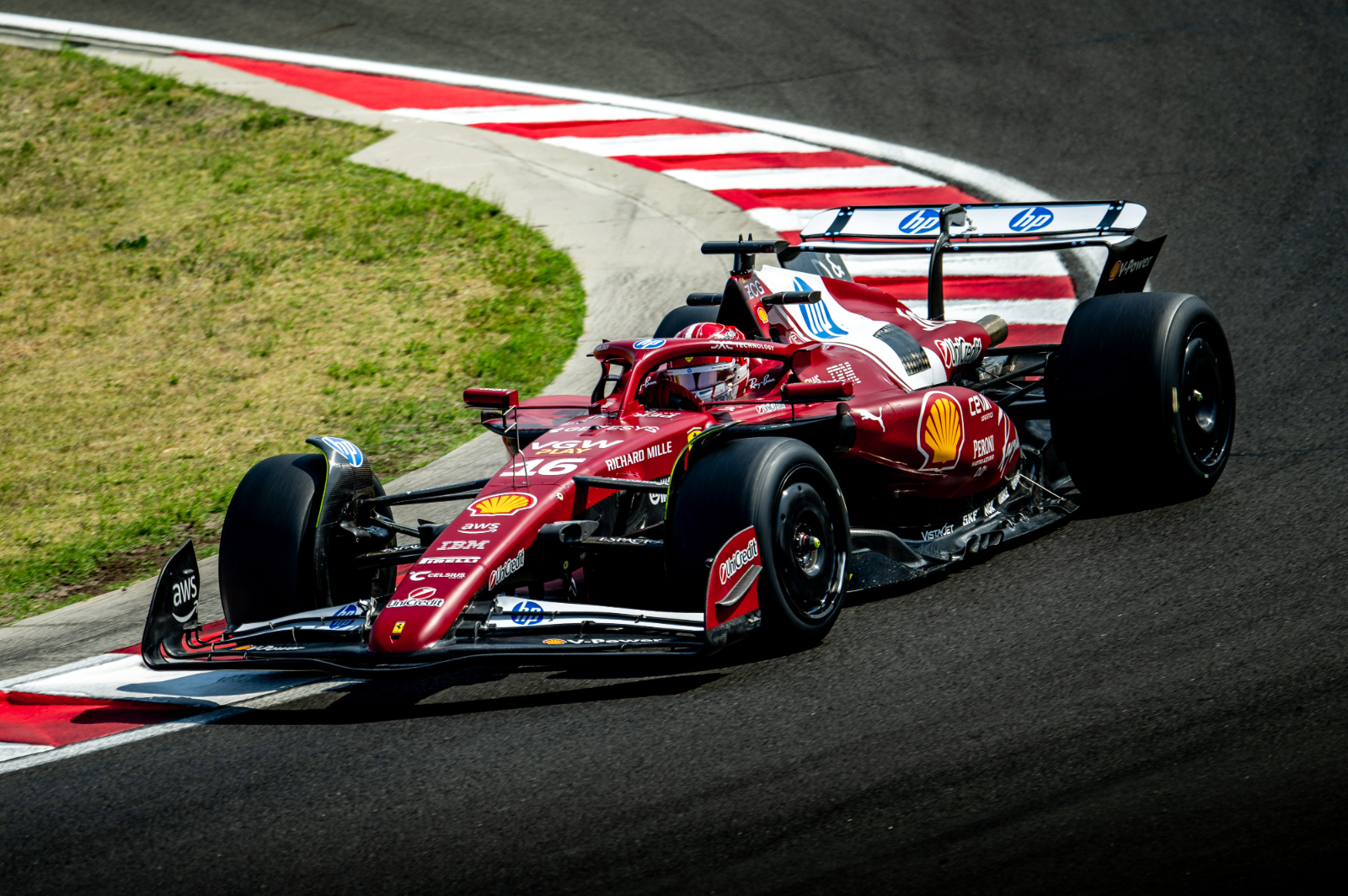 Ferrari volta à pista em teste da Pirelli com acerto de carro da Fórmula 1 2026