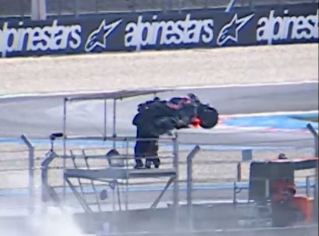 Acosta se cae en la clasificación del GP de Hungría y su moto golpea a un camarógrafo