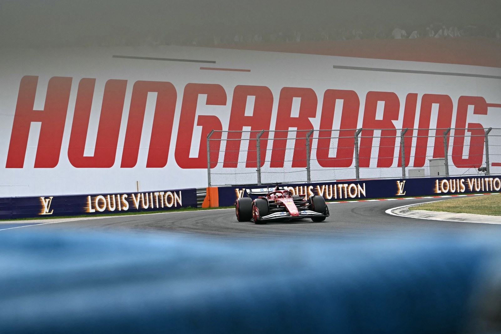Leclerc põe McLaren na roda e vira fiel da balança no duelo Piastri x Norris na Hungria