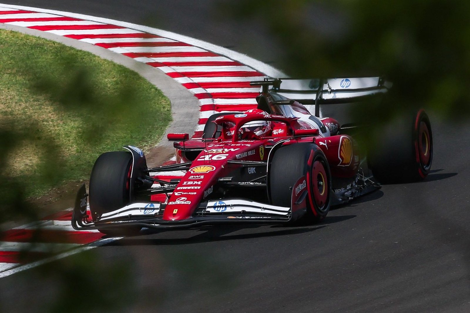 Ferrari exalta Leclerc por pole “inesperada” na Hungria: “Sofremos durante toda classificação”