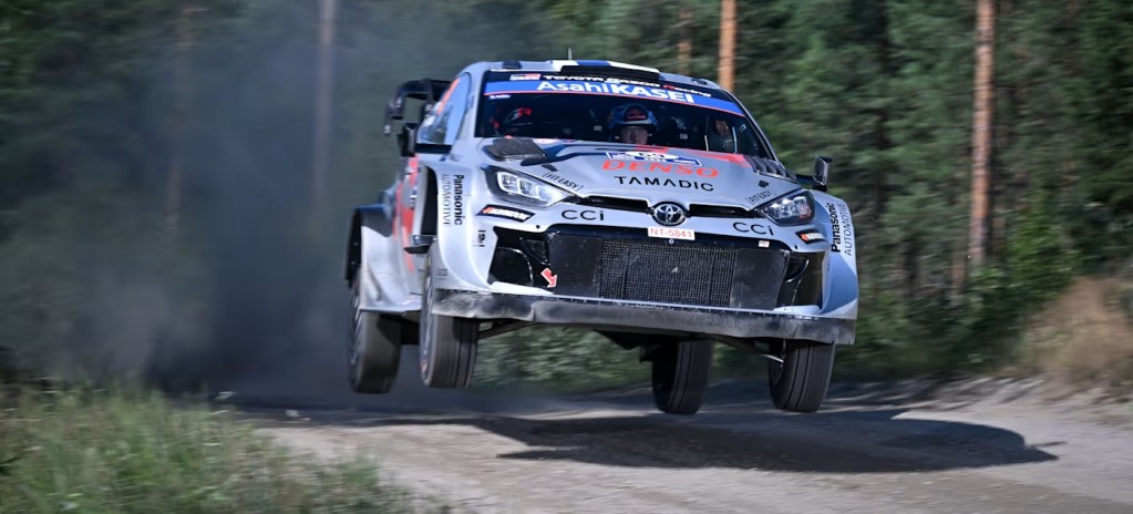 Rovanperä sobresale en condiciones mixtas y lidera viernes del Rally de Finlandia del WRC