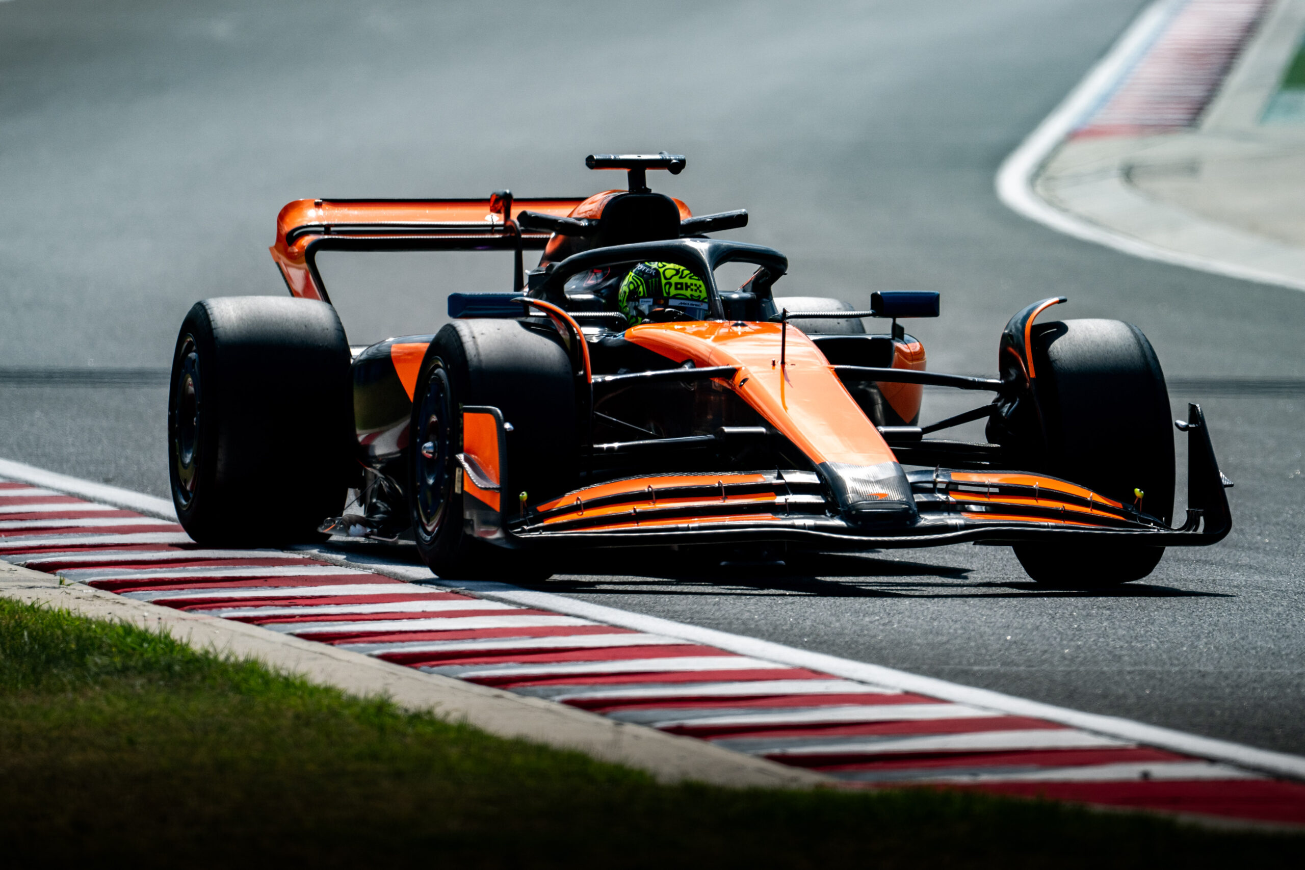 Norris, Lawson e Aron completam 1º dia de testes dos pneus da F1 2026 na Hungria