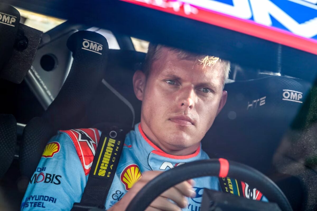Tänak recibe una penalización condicional por golpear a un comisario en el Rally de Finlandia
