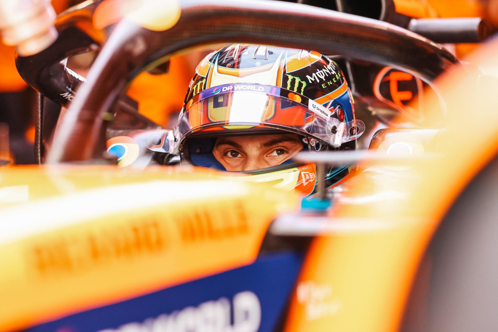 FIA multa McLaren por toque de Piastri em Russell no pit-lane durante TL2 em Zandvoort