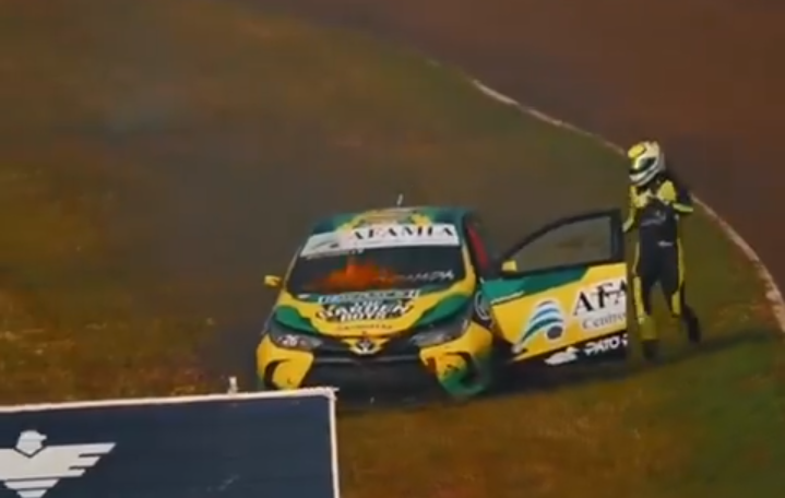 Carro de Rotondo desce ladeira em chamas em prova do Turismo Nacional da Argentina em Oberá