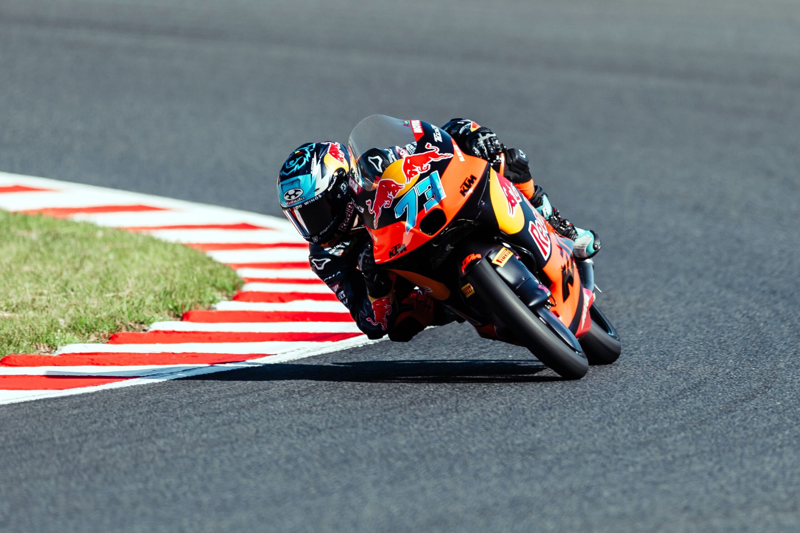 Muñoz aprovecha la llovizna y triunfa en Motegi; Perrone lucha y acaba 4°, Morelli, 17°