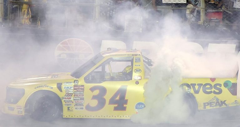 Com a vitória em Bristol, Layne Riggs garantiu vaga na próxima fase dos playoffs da Truck Series (Foto: Nascar)