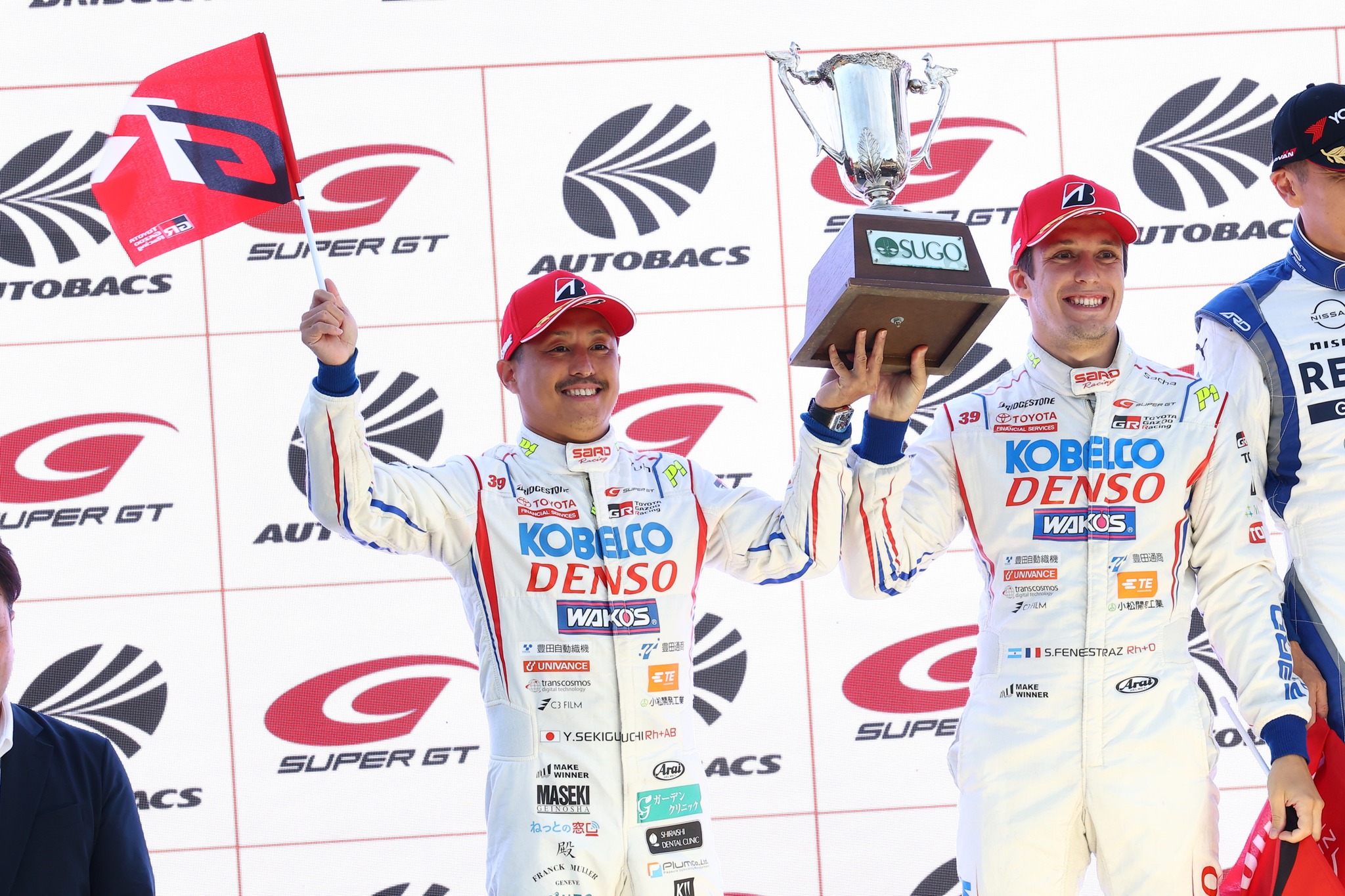Fenestraz lucha por la victoria en dramática carrera del Súper GT en Sugo, Nissan triunfa