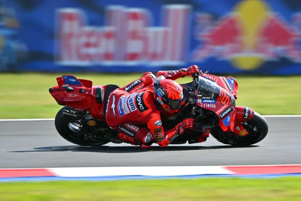 Marc Márquez se toma revancha y vence en Misano tras una dura lucha con Bezzecchi