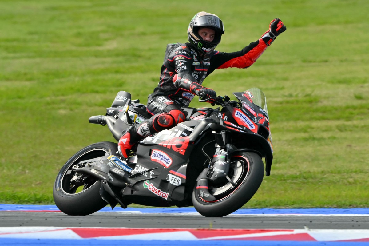 Bezzecchi comanda festa italiana em dia de ouro da Aprilia com pole e vitória em Misano