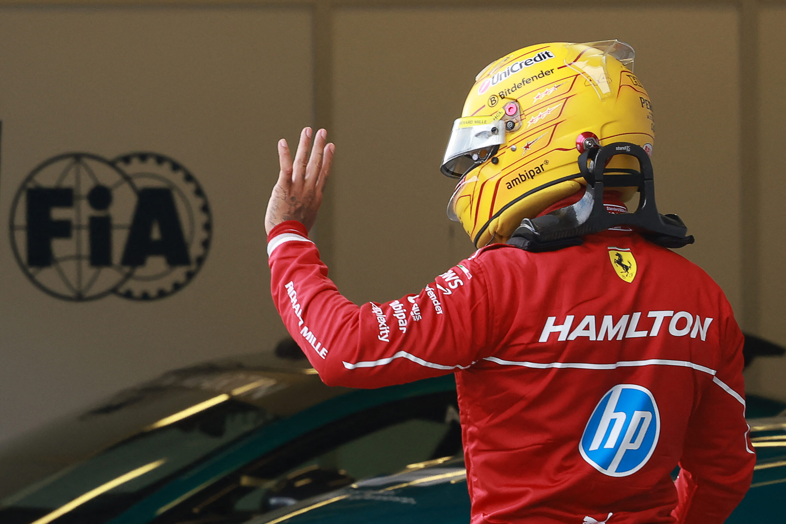 Hamilton promete desculpas a Leclerc por manter 8º lugar no Azerbaijão: “Erro meu”