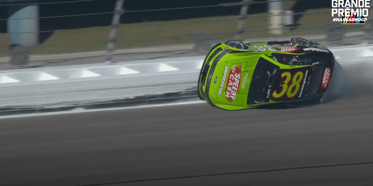 Smith desliza assoalho no muro em acidente impressionante da Nascar no Kansas