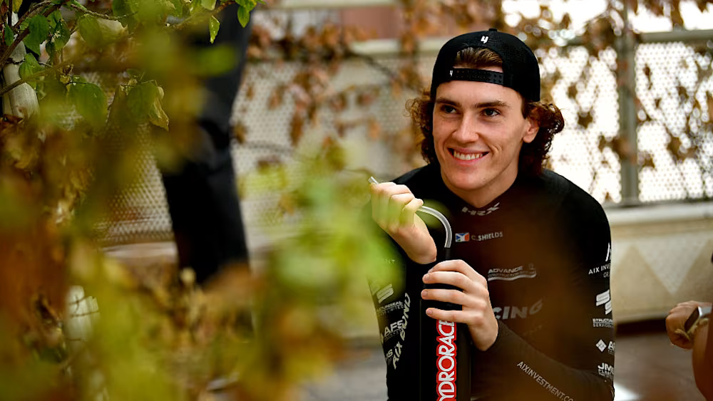 AIX renova com Shields e confirma companheiro de Fittipaldi Jr. na F2 2026