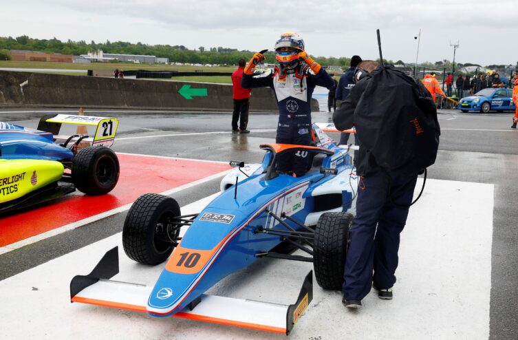 Dorison e Bouzar vencem corridas 1 e 2 da etapa de Lédenon da F4 Francesa