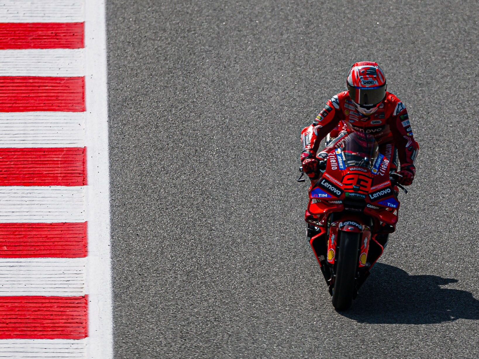 Marc Márquez hereda liderazgo tras caída de su hermano y gana la sprint del GP de Cataluña