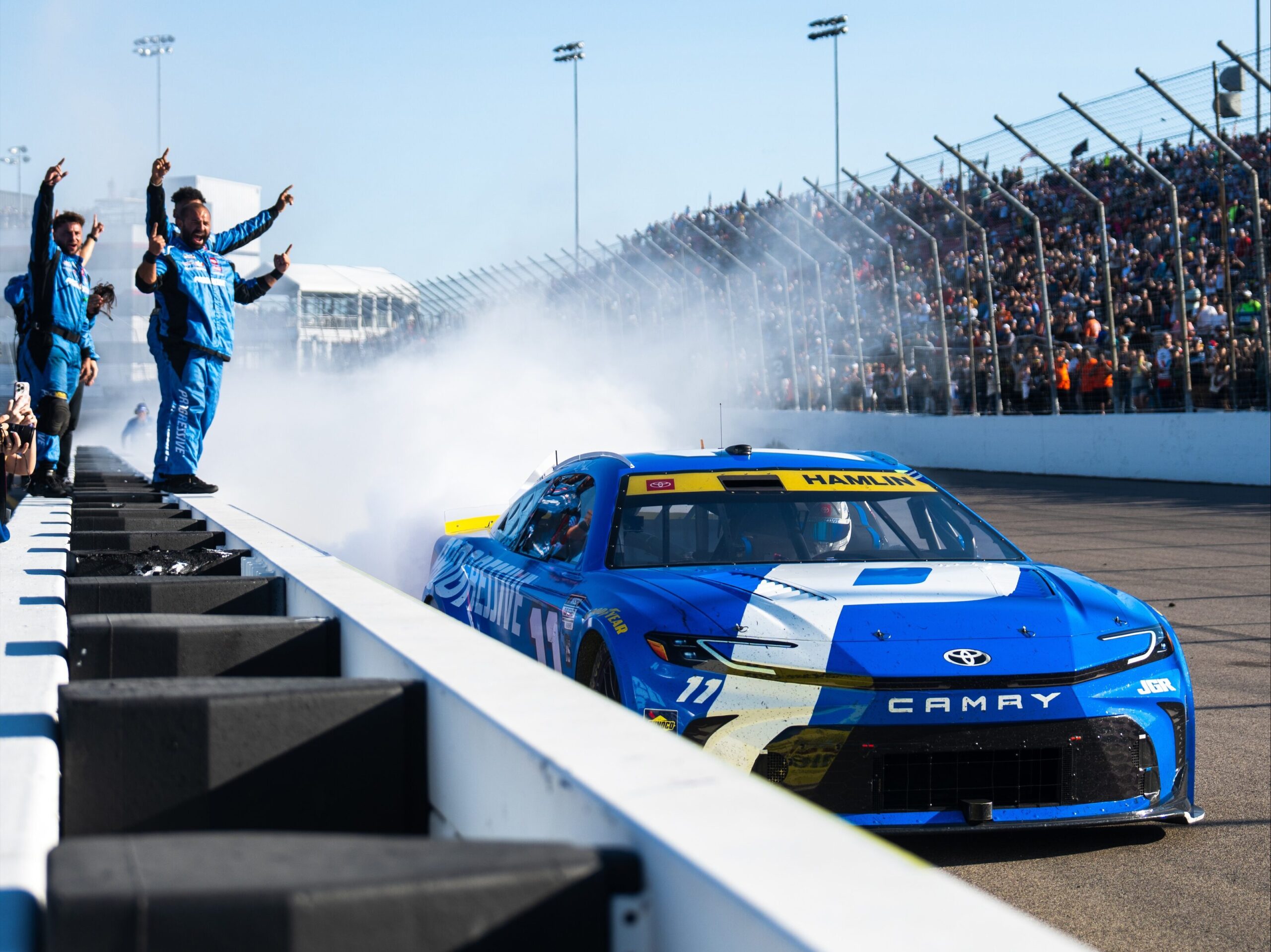 Hamlin lidera 1-2 de Joe Gibbs en Gateway y conquista victoria n°200 de Toyota en NASCAR