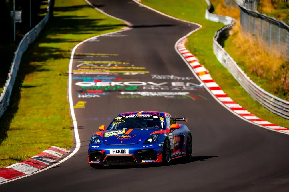 Verstappen sufre para cumplir con los requisitos de la licencia en el Nordschleife