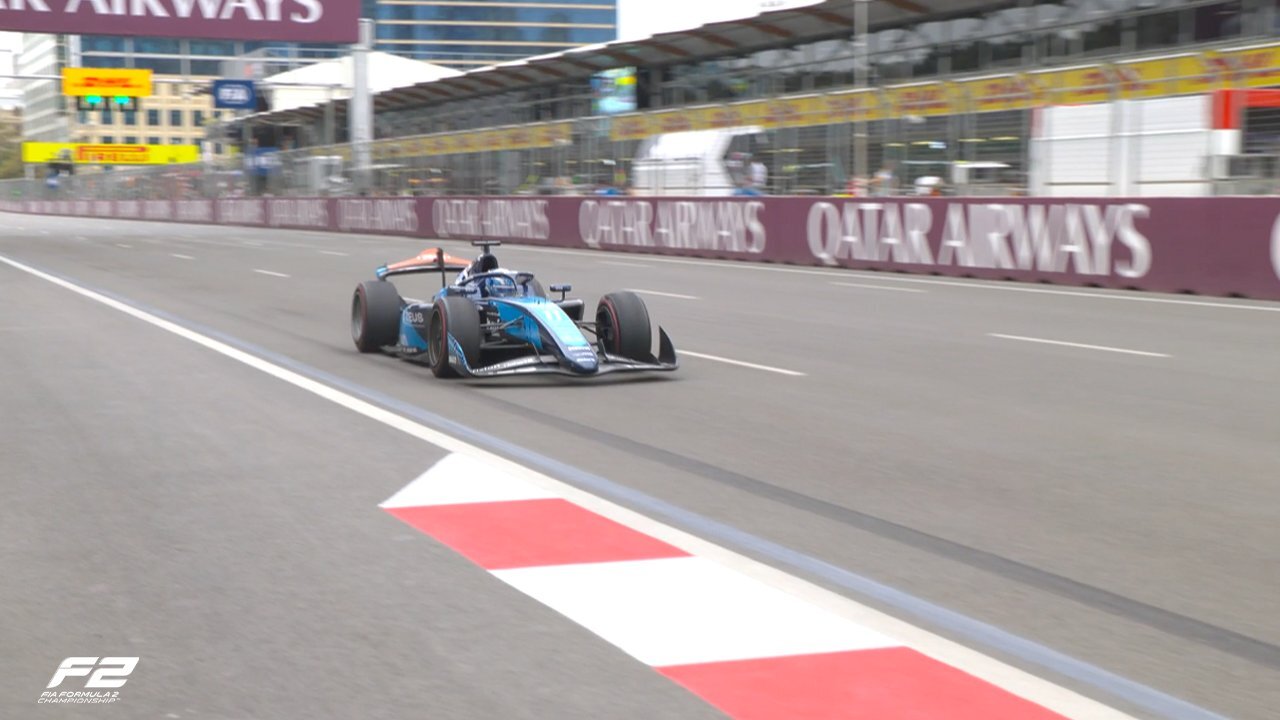 Crawford conquista la pole position en accidentada clasificación de F2 en Bakú