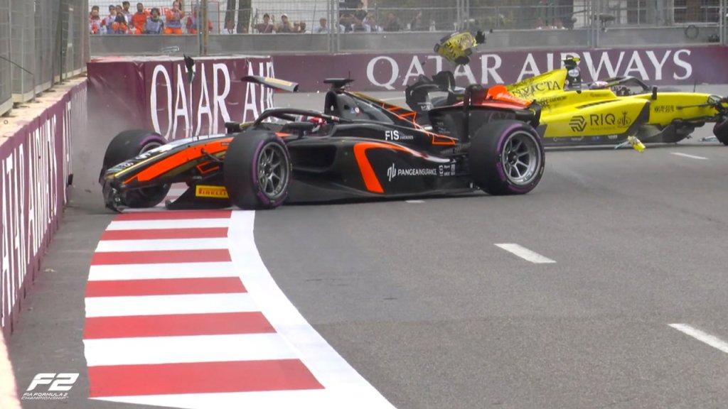Stanek se va por la escapatoria de la curva 1 en Bakú, regresa sobre la trazada y choca a Bennett en la clasificación de F2