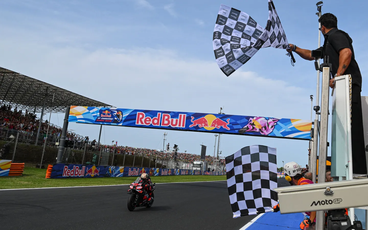 Bezzecchi aproveita queda de Marc Márquez e vence sprint da MotoGP em Misano